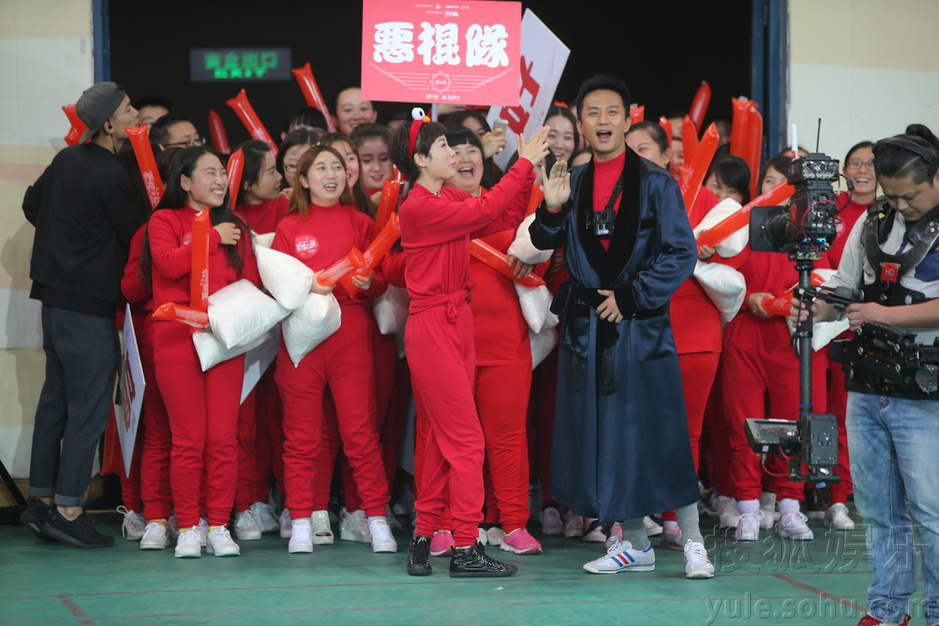 邓超孙俪上演枕头大战 反目互撕不留情面 邓超孙俪上演枕头大战 反目互撕不留情面