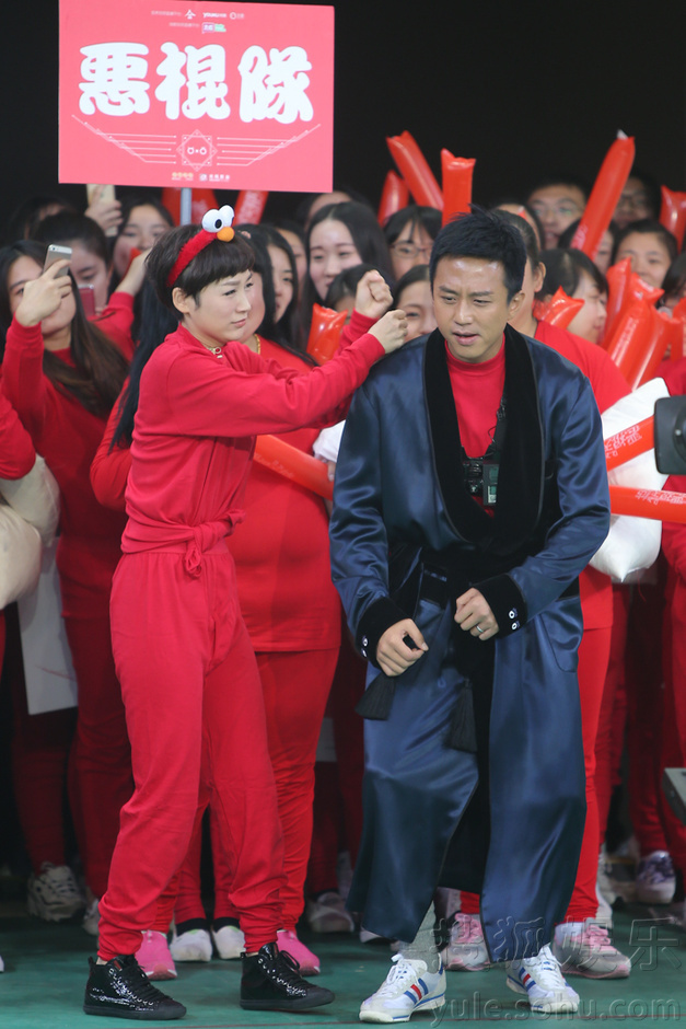 邓超孙俪上演枕头大战 反目互撕不留情面 邓超孙俪上演枕头大战 反目互撕不留情面