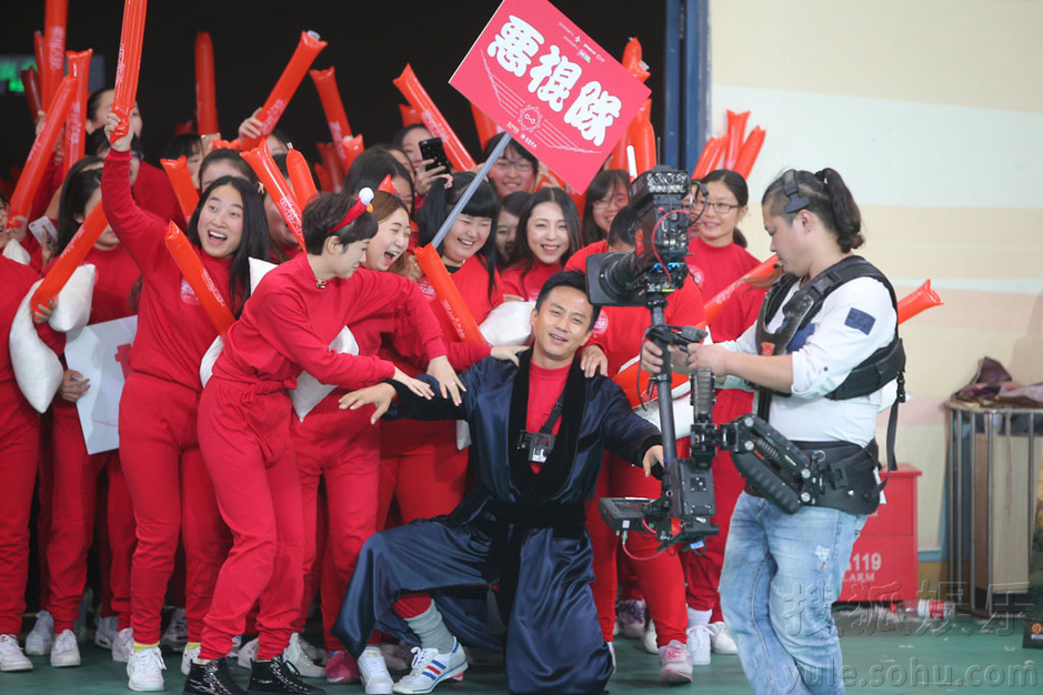 邓超孙俪上演枕头大战 反目互撕不留情面 邓超孙俪上演枕头大战 反目互撕不留情面