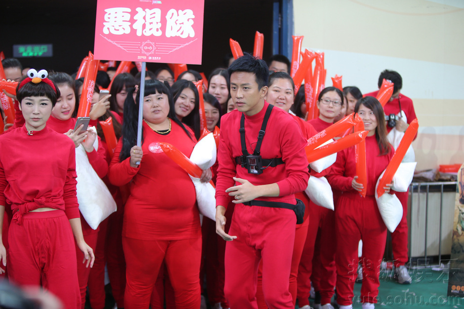 邓超孙俪上演枕头大战 反目互撕不留情面 邓超孙俪上演枕头大战 反目互撕不留情面