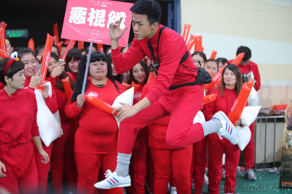 邓超孙俪上演枕头大战 反目互撕不留情面 邓超孙俪上演枕头大战 反目互撕不留情面