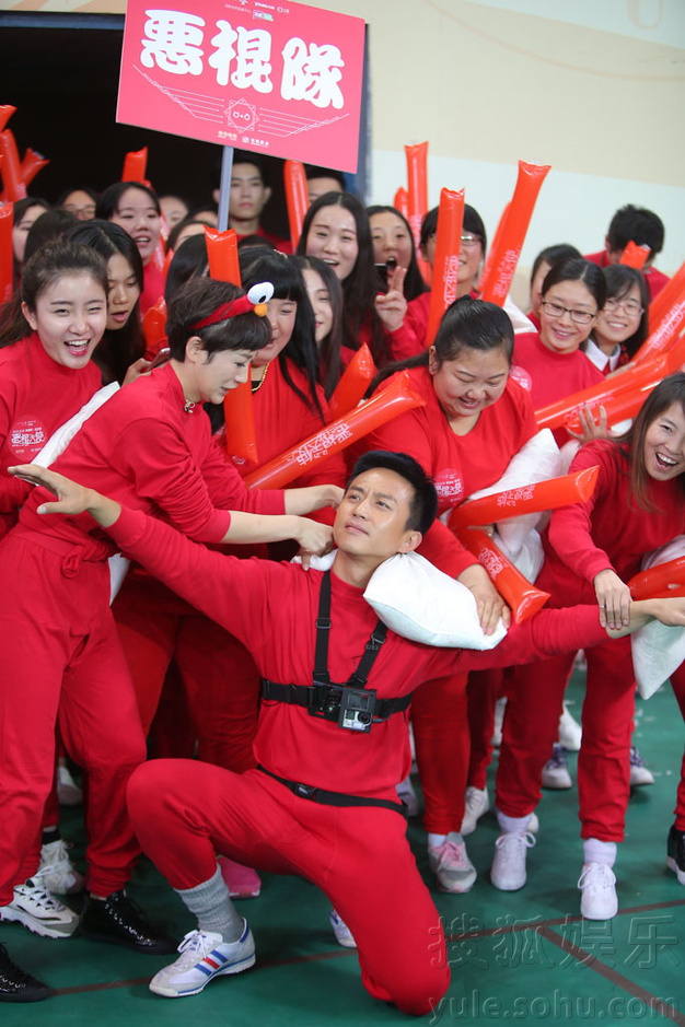 邓超孙俪上演枕头大战 反目互撕不留情面 邓超孙俪上演枕头大战 反目互撕不留情面