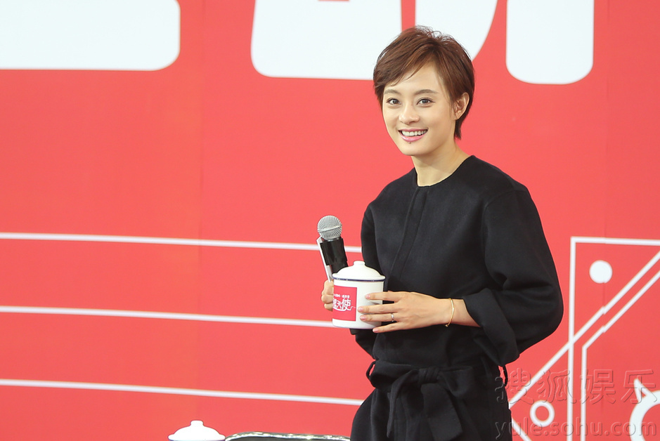 邓超孙俪上演枕头大战 反目互撕不留情面 邓超孙俪上演枕头大战 反目互撕不留情面