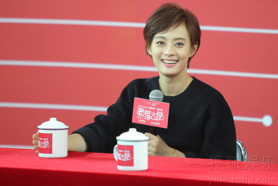 邓超孙俪上演枕头大战 反目互撕不留情面 邓超孙俪上演枕头大战 反目互撕不留情面