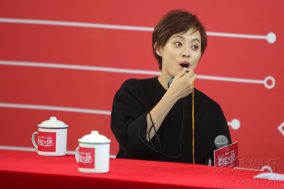 邓超孙俪上演枕头大战 反目互撕不留情面 邓超孙俪上演枕头大战 反目互撕不留情面