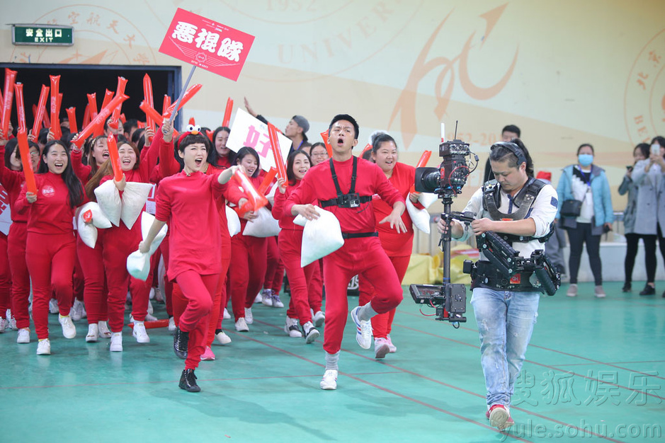 邓超孙俪上演枕头大战 反目互撕不留情面 邓超孙俪上演枕头大战 反目互撕不留情面