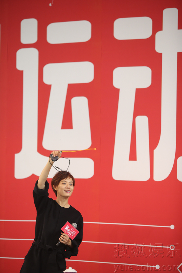 邓超孙俪上演枕头大战 反目互撕不留情面 邓超孙俪上演枕头大战 反目互撕不留情面