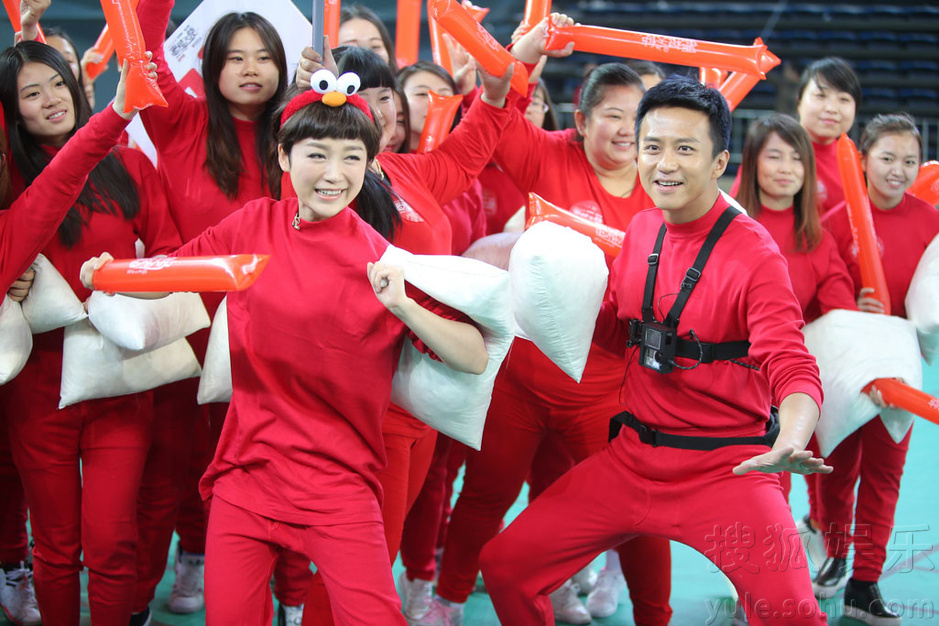 邓超孙俪上演枕头大战 反目互撕不留情面 邓超孙俪上演枕头大战 反目互撕不留情面