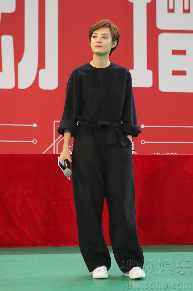 邓超孙俪上演枕头大战 反目互撕不留情面 邓超孙俪上演枕头大战 反目互撕不留情面