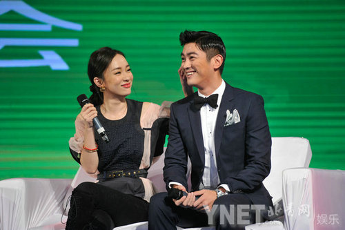 霍思燕携杜江秀恩爱谈二胎 夹腿捂裙防走光