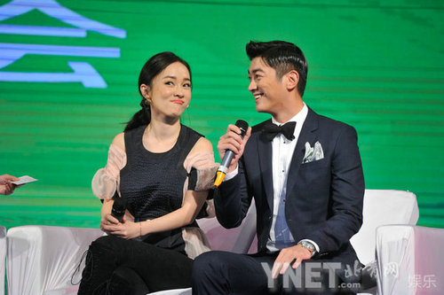 霍思燕携杜江秀恩爱谈二胎 夹腿捂裙防走光