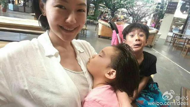 小S低胸装遭小男孩抢镜 带女儿扮鬼脸开心玩耍