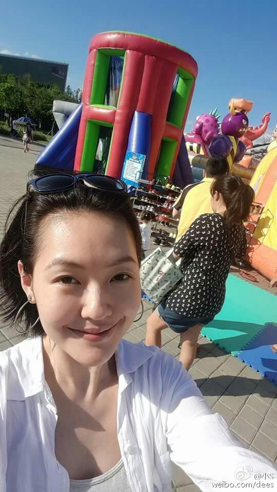小S低胸装遭小男孩抢镜 带女儿扮鬼脸开心玩耍