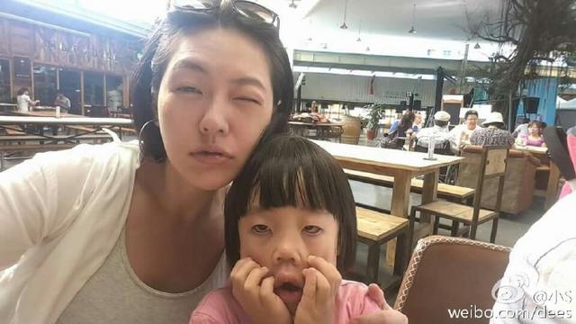 小S低胸装遭小男孩抢镜 带女儿扮鬼脸开心玩耍