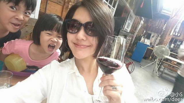 小S低胸装遭小男孩抢镜 带女儿扮鬼脸开心玩耍