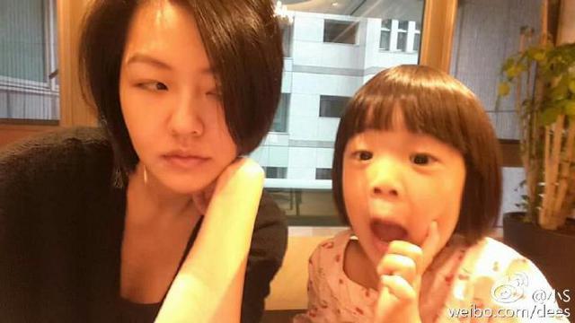 小S低胸装遭小男孩抢镜 带女儿扮鬼脸开心玩耍