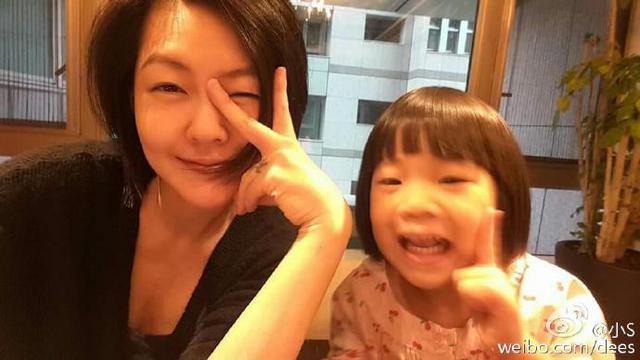 小S低胸装遭小男孩抢镜 带女儿扮鬼脸开心玩耍