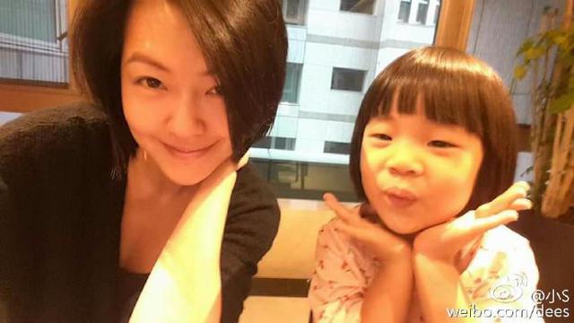 小S低胸装遭小男孩抢镜 带女儿扮鬼脸开心玩耍