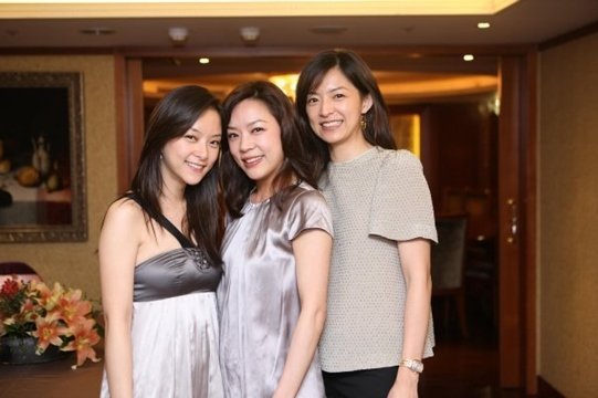 庾澄庆承认恋上女主播 新欢才女张嘉欣美照盘点