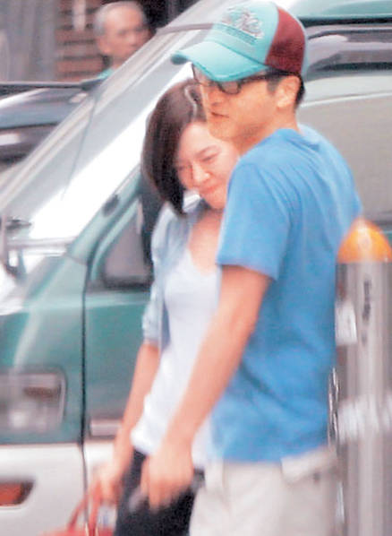 庾澄庆承认恋上女主播 新欢才女张嘉欣美照盘点