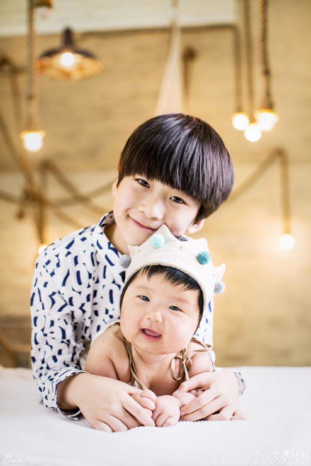 组图：天天8岁生日张亮晒照 二胎女儿呆萌抢镜