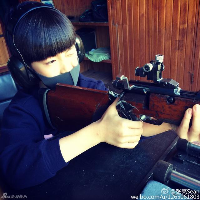 组图：天天8岁生日张亮晒照 二胎女儿呆萌抢镜