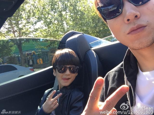 组图：天天8岁生日张亮晒照 二胎女儿呆萌抢镜