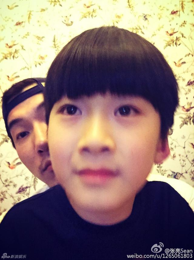 组图：天天8岁生日张亮晒照 二胎女儿呆萌抢镜
