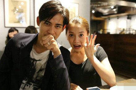 喻虹渊全方位完胜大S:阳台激情舔耳画面火辣 喻虹渊全方位完胜大S:阳台激情舔耳画面火辣