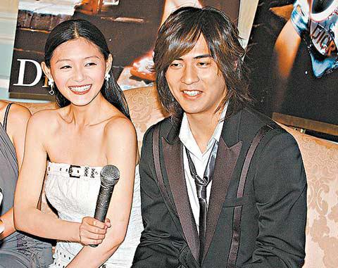 喻虹渊全方位完胜大S:阳台激情舔耳画面火辣 喻虹渊全方位完胜大S:阳台激情舔耳画面火辣