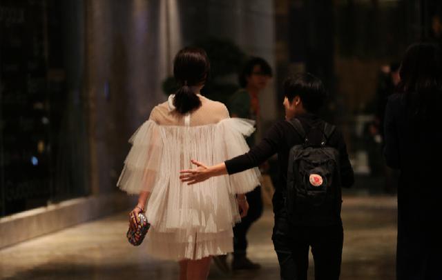 陈妍希穿薄纱裙性感现身 肚脐小蛮腰若隐若现