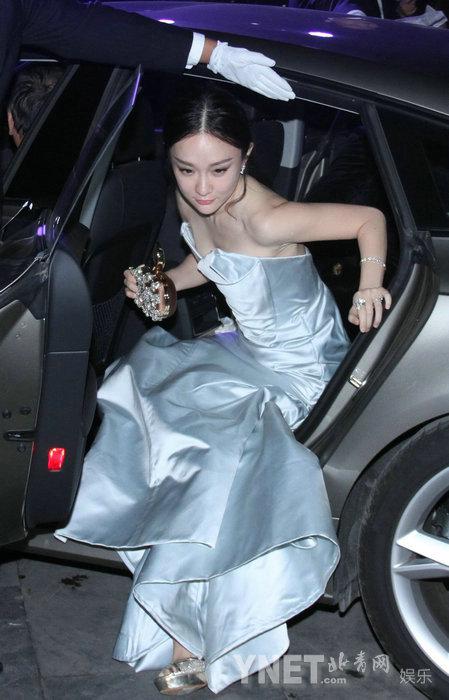 霍思燕与老公杜江恩爱亮相 穿礼服露香肩