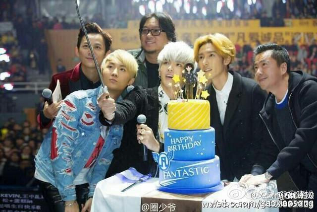 高晓松晒与泰勒合影遭调侃 盘点娱乐圈史上最穿越的合影 高晓松晒与泰勒合影遭调侃 盘点娱乐圈史上最穿越的合影