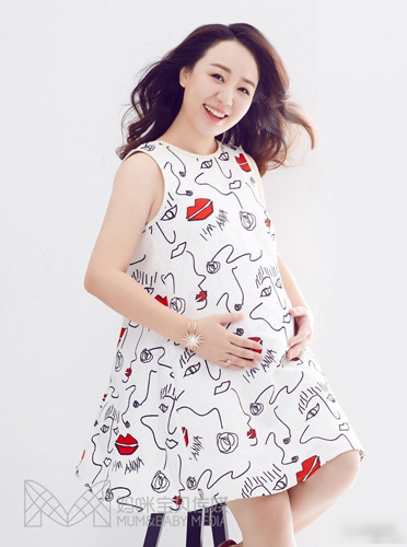 童星关凌怀二胎晒孕照 全家福庆结婚四周年