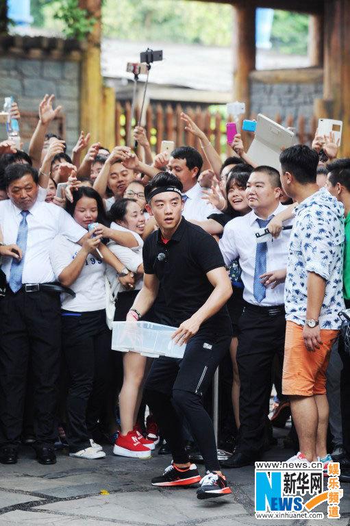 谢娜加盟跑男3上演科幻大片 邓超变洗车小弟 谢娜加盟跑男3上演科幻大片 邓超变洗车小弟