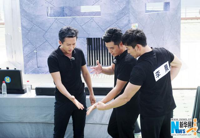 谢娜加盟跑男3上演科幻大片 邓超变洗车小弟 谢娜加盟跑男3上演科幻大片 邓超变洗车小弟