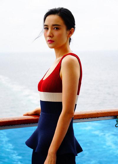 宋佳晒素颜床照 裸上身露性感锁骨卖萌