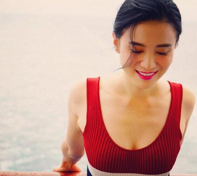 宋佳晒素颜床照 裸上身露性感锁骨卖萌