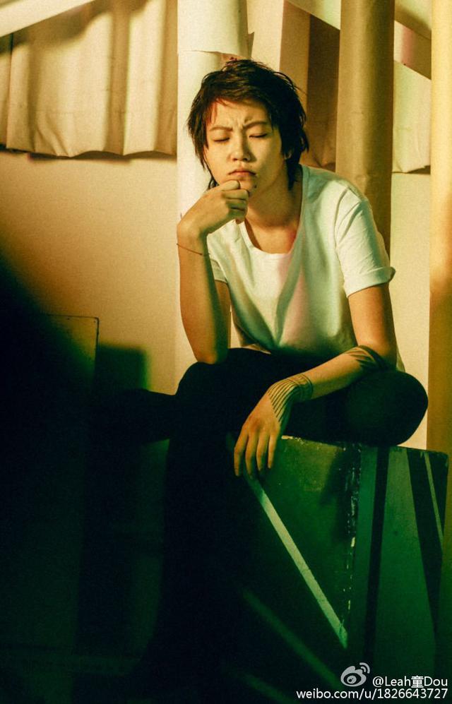 王菲女儿窦靖童新照 国民“老公”随性攻气十足
