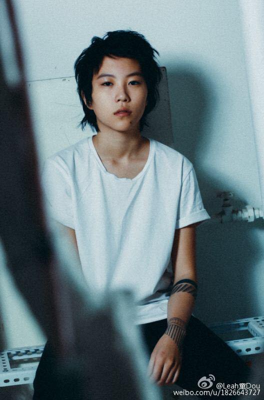 王菲女儿窦靖童新照 国民“老公”随性攻气十足