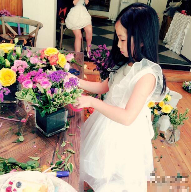 高晓松女儿八岁生日 前妻晒成长纪录 高晓松女儿八岁生日 前妻晒成长纪录