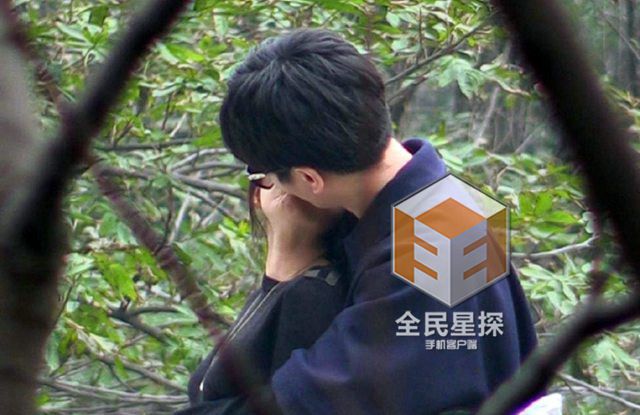 陈晓返乡认亲祭祖 与陈妍希林中热吻