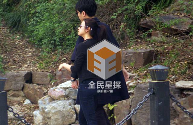 陈晓返乡认亲祭祖 与陈妍希林中热吻