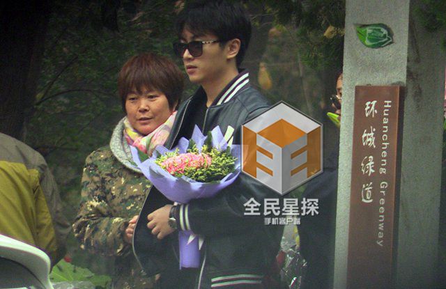 陈晓返乡认亲祭祖 与陈妍希林中热吻