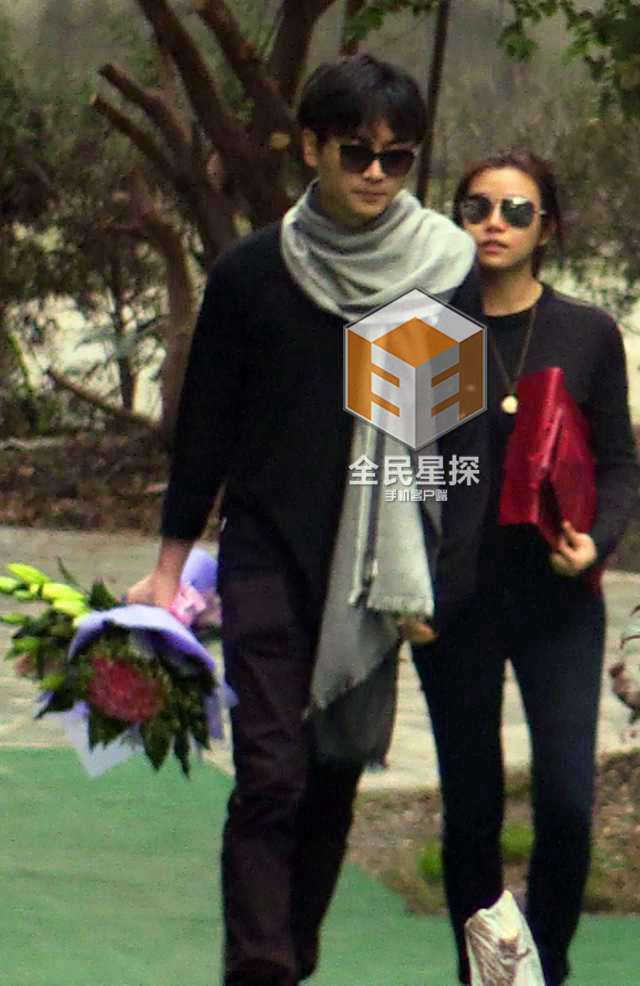 陈晓返乡认亲祭祖 与陈妍希林中热吻