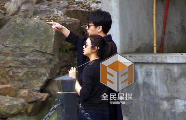 陈晓返乡认亲祭祖 与陈妍希林中热吻