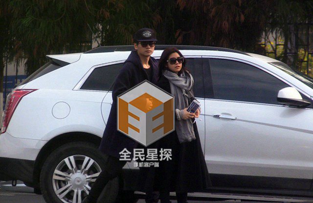 陈晓返乡认亲祭祖 与陈妍希林中热吻