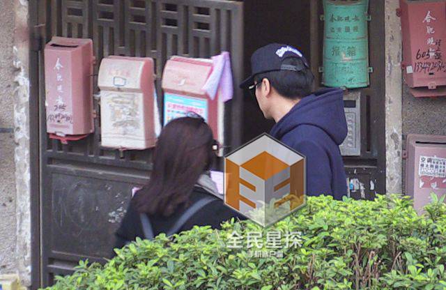 陈晓返乡认亲祭祖 与陈妍希林中热吻