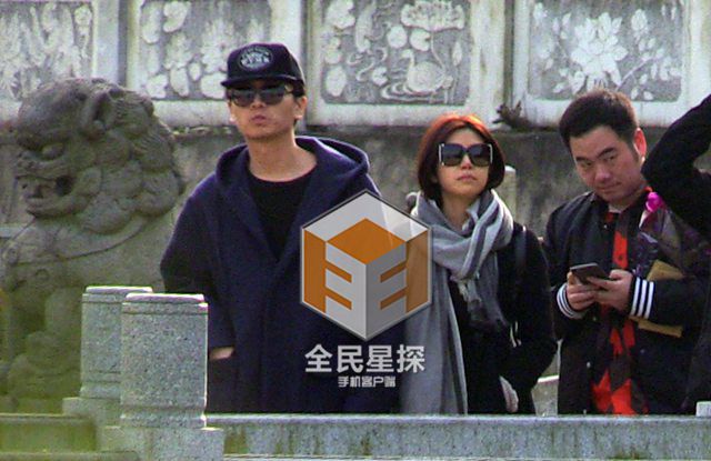 陈晓返乡认亲祭祖 与陈妍希林中热吻