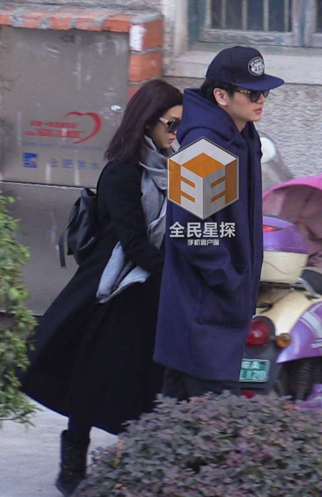 陈晓返乡认亲祭祖 与陈妍希林中热吻